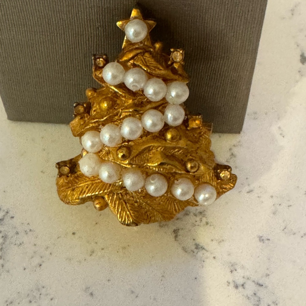 Richeleu Christmas Tree Brooch